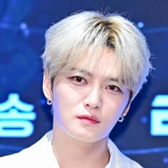 ジェジュン、宮殿のような母校に似合う輝かしい美貌でファンを虜に「母校の英雄」「若返ってる？」【PHOTO】