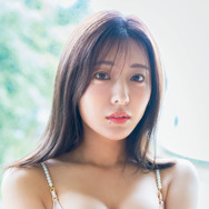 慶應卒アナウンサー・白戸ゆめの、水着姿で美バスト披露！『FLASH』表紙を飾る