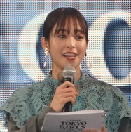 鷲見玲奈、ミニ丈ゴルフウェアで美脚披露！新作クラブの打ち心地に感動