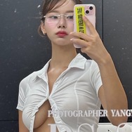 「なんでズボン履いてないの!?」韓国女性芸人が“あられもない”姿に…知的な大胆スタイルに反響続々【PHOTO】