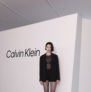 三吉彩花、胸元透けた大胆ブラトップコーデで登場！「カルバンクライン原宿」にセレブリティ13名が集結