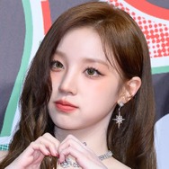 露出度高すぎない？i-dle・ウギ、腰までざっくり開いた“背中丸見え”衣装にファン衝撃【PHOTO】