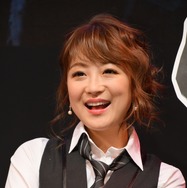 鈴木奈々、驚きのセクシー衣装を披露！「改めて、この衣装やばくない？」