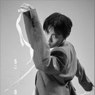 羽生結弦、躍動感あふれるポージングも収録！2026年版カレンダーの中面デザイン公開