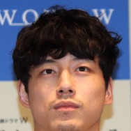 坂口健太郎、3歳年上ヘアメイクと熱愛報道！“有名女優”との三角関係スクープも予告