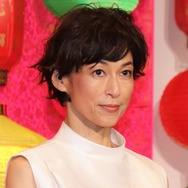 「背中はけっこうイケてると思うの」鈴木保奈美、背中の開いたドレス姿公開し称賛の声