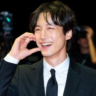 坂口健太郎、“三角関係”報道後初の公の場…釜山国際映画祭レッドカーペットに笑顔で登場【PHOTO】