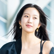 “ほぼ全部見えてる”の衝撃再び…？高級ランジェリールックで空港に、韓国女優の挑発的な色気【PHOTO】