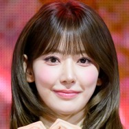 ずり落ちそう…LE SSERAFIM・宮脇咲良、胸元ざっくり“危険なオフショル姿”に視線釘付け！【PHOTO】