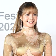BLACKPINK・リサ、胸元の線がくっきり…ぴっちりドレス着た圧巻美貌！渦中の坂口健太郎との姿も【PHOTO】