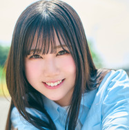 日向坂46・鶴崎仁香、爽やかシャツ姿の撮り下ろしカットが公開！