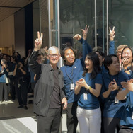 ティム・クックCEOも握手や写真撮影に応じる！「Apple銀座」リニューアルオープン