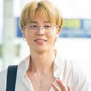 BTS・JIMIN、鍛え上げられた肉体チラリ…！大人の色気漂うファッションでパリへ出国【空港写真】