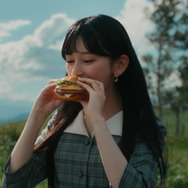 乃木坂46・池田瑛紗、マクドナルドCMに初出演！堺雅人と“サムライマック”頬張る
