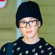 花柄ニットで際立つキュートさ！BTS・JIMINがパリ・ファッションウィークを終えて無事帰国【PHOTO】