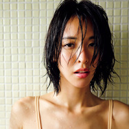 奈月セナ、4年ぶりの撮り下ろしグラビア！大人の色香漂うセクシーショット披露
