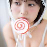 元SKE48・北野瑠華、ポップな衣装で美谷間チラ見せ！セクシーな紙面カットを披露