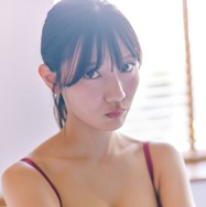 日向坂46・河田陽菜、大人びたランジェリー姿を披露！“照れ隠し”表情の2nd写真集カット公開