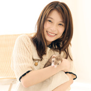 芳根京子、初のカレンダー発売決定！ペットのフェレットと共演も