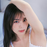 元乃木坂46・相楽伊織、白ランジェリーで妖艶な表情！『FLASH』で表紙を飾る