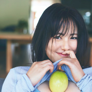 磯山さやか、美バストにフルーツ乗せた“アドリブ”ショット披露！