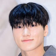 来日SHOTも!ATEEZ・サン、“爆イケ”アイドルからオフは恋人感満載に「ときめきでAEDになれる」【PHOTO】