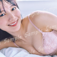 日向坂46・河田陽菜、ランジェリー姿でリラックス！写真集未収録カットを公開