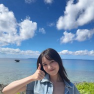 溝端葵、ヤンマガオフショでとびきりの笑顔！