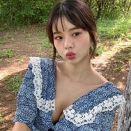 圧倒的なボリューム感…韓国で“最もグラマラスな女芸人”メン・スンジ、視線を圧倒する大胆ポーズで話題【PHOTO】