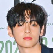 BTS・V、整形外科医が選ぶ「K-POPを代表するビジュアル」1位に輝く！“黄金比フェイス”に大絶賛