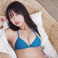 溝端葵、少年誌初表紙！ プールサイドでフレッシュな水着姿を披露