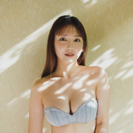 令和のグラビアクイーン・沢口愛華、オール水着ムック表紙に登場！魅惑的なグラマラスボディ披露