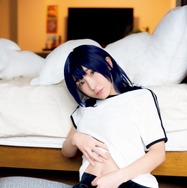 加護亜依、グラビアに電撃参戦！青髪のセクシーコスプレ披露