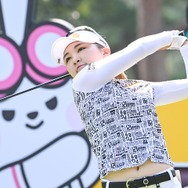 韓国美人ゴルファーが渋谷で美脚あらわ!? 大胆ショーパンコーデに絶賛多数「脚が長い…！」【PHOTO】