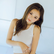 ゆうちゃみ、タンクトップから大胆へそ出し！引き締まったウエスト披露