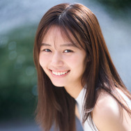 「サンデーモーニング」キャスター・杉浦みずき、ノースリーブ衣装で笑顔きらめくグラビア！
