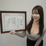 鈴木ふみ奈、グラビアアワード史上初のW受賞に喜び！「年の瀬に、こんな嬉しいご報告ができて幸せ」