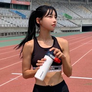 “韓国陸上界のaespa・カリナ”が日本に！ベッド寝そべりに美肩チラ見せで視線強奪【PHOTO】