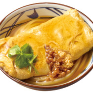 だし巻き玉子をまるまる1本のせた一杯！丸亀製麺、新作「だし玉肉づつみうどん」14日より販売