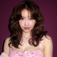 TWICE・モモ、胸元あらわな息を呑むピンクなボリューム感に視線集中