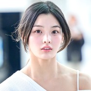 ILLITの日本人メンバー・イロハ、透き通るような“白肌”にクギ付け！愛らしさ全開の上目遣いにキュン【PHOTO】