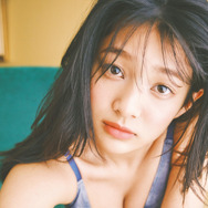 ホリプロの秘蔵っ子・虹咲カリナ、エキゾチックな美しさ！水着姿で表紙に登場