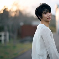 羽生結弦、マジックアワーの振り返りショット！最新写真集『羽』から先行カット公開