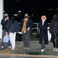 BTSが7人揃って笑顔で海外へ！空港ファッションを激写【写真多数】