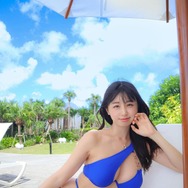 くりえみ、南国で大胆なビキニ姿を披露！アシンメトリー×ウエストクロスで美くびれ際立つ