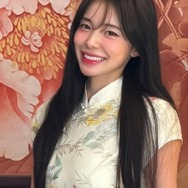 極短チャイナドレスで大胆“しゃがみ”ポーズ…韓国チア イ・ダヘのスリルたっぷりギリギリ近況ショット