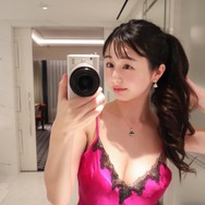 くりえみ、フューシャピンクのキャミ姿で大人の色気！5つ星ホテル滞在ショットに反響