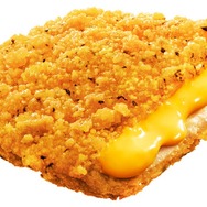 ファミマ、“史上最も売れたファミチキフレーバー”がリニューアル！「濃厚チーズinファミチキ」10日より発売