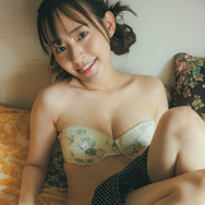 高崎かなみ、“フレンチドール”をテーマに撮り下ろし！メリハリのある“完璧ボディ”を披露