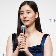 新木優子、ディオール撮影のLAオフショット公開！ミニスカ姿で美脚際立つ